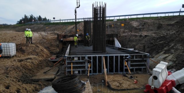 Droga S-5 km 4+300 - betonowanie fundamentu podpory B obiektu WD-4