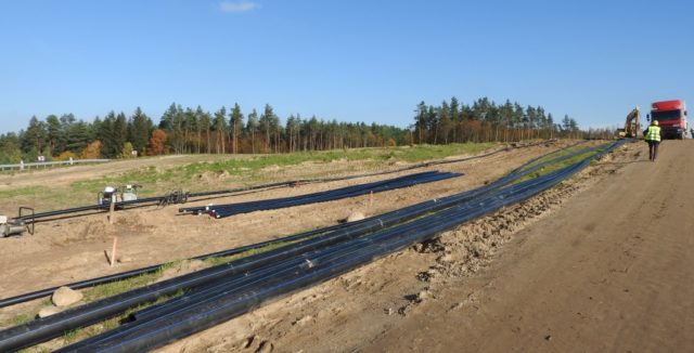 Droga S-5 km 4+150 - rury do przebudowy sieci wodociągowej