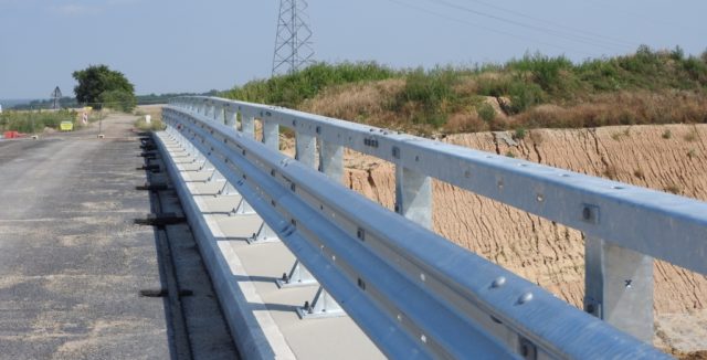 Droga S-5 km 2+100 - zamontowane bariery ochronne na obiekcie WD-2