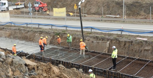 Droga S-5 km 0+887 - betonowanie fundamentu podpory B obiektu WS-1